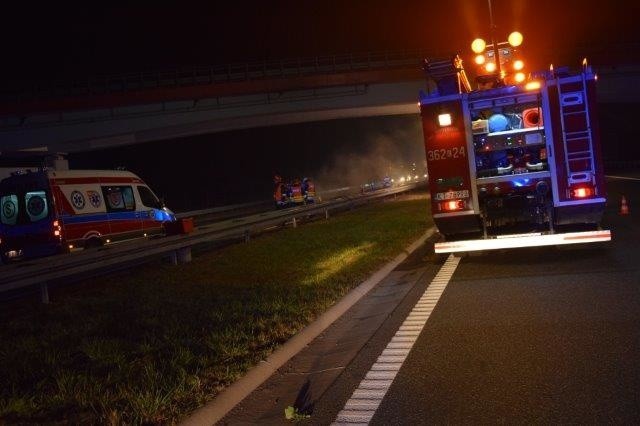 Wypadek na A4. Golf uderzył w cysternę. Osobówka spłonęła