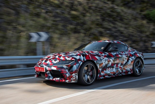 Toyota Supra Pewne wyobrażenie o tym, jak może wyglądać nowa Supra, dał pokaz przykrytego kamuflażem, przedprodukcyjnego prototypu na Goodwood Festival of Speed w Wielkiej Brytanii. Ale dopiero za miesiąc poznamy każdy szczegół konstrukcji, designu i wyposażenia seryjnej Supry.Fot. Toyota