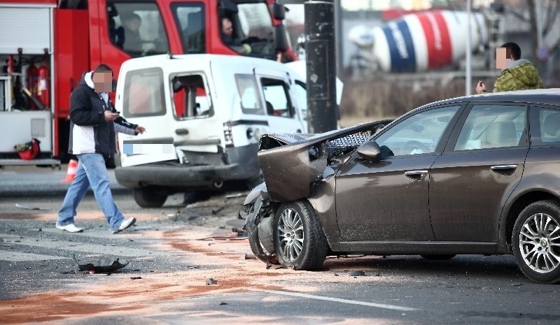 Wypadek na rondzie Sybiraków. Opel zderzył się z alfą [ZDJĘCIA, FILM]