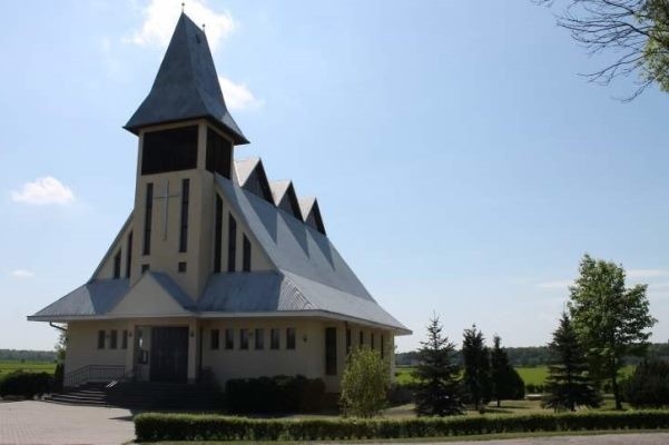 Przy kościele w Laskowicach wycięto bez pozwolenia 14 drzewa.