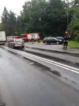 Wypadek pod Bierawą. Kobieta jadąca z dzieckiem uderzyła w ciężarówkę. Trzy osoby trafiły do szpitala