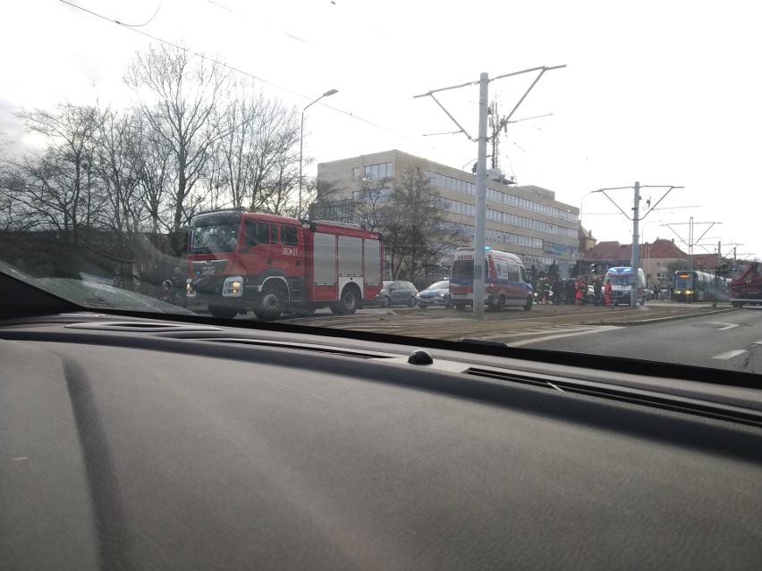 Wypadek na ul. Mickiewicza w Szczecinie. Jedna osoba poszkodowana. Uwaga na zablokowaną drogę  