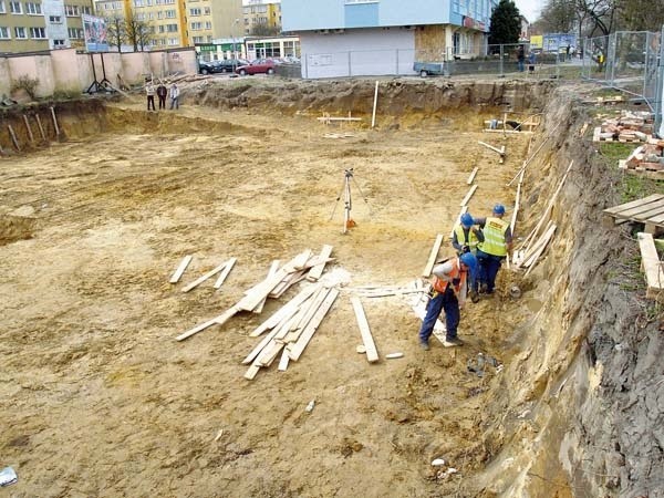 Trwające prace ziemne przy ulicy Zwycięstwa 194-196 w Koszalinie. 