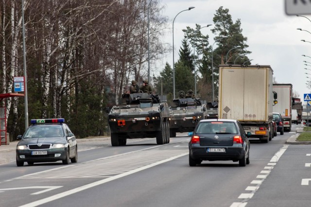 Na ulicach Białegostoku pojawiły się dzisiaj opancerzone transportery. Przez województwo podlaskie przejeżdża wojsko.