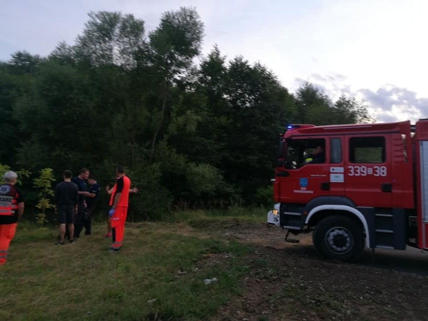 Samochód terenowy wpadł do rzeki. Kierowca uciekł z miejsca zdarzenia ZDJĘCIA