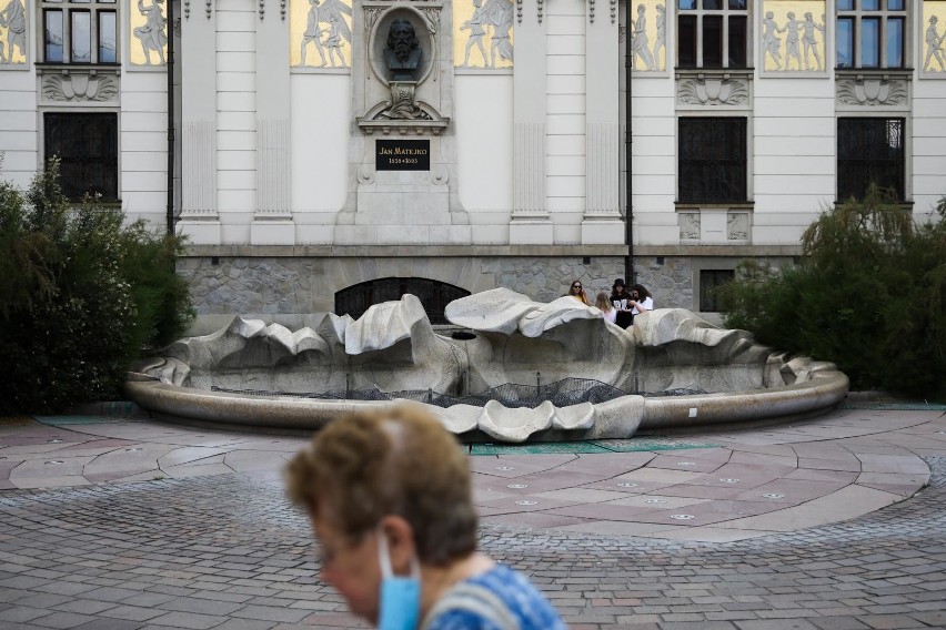 Fontanna na placu Szczepańskim w czasie pandemii