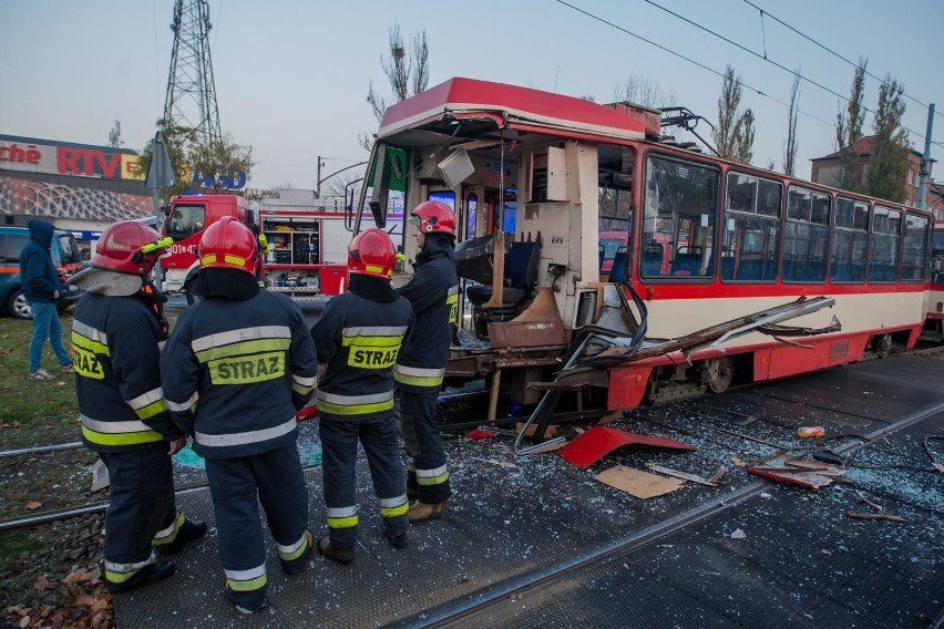 Zderzenie tramwaju i ciężarówki na Zaspie w Gdańsku...