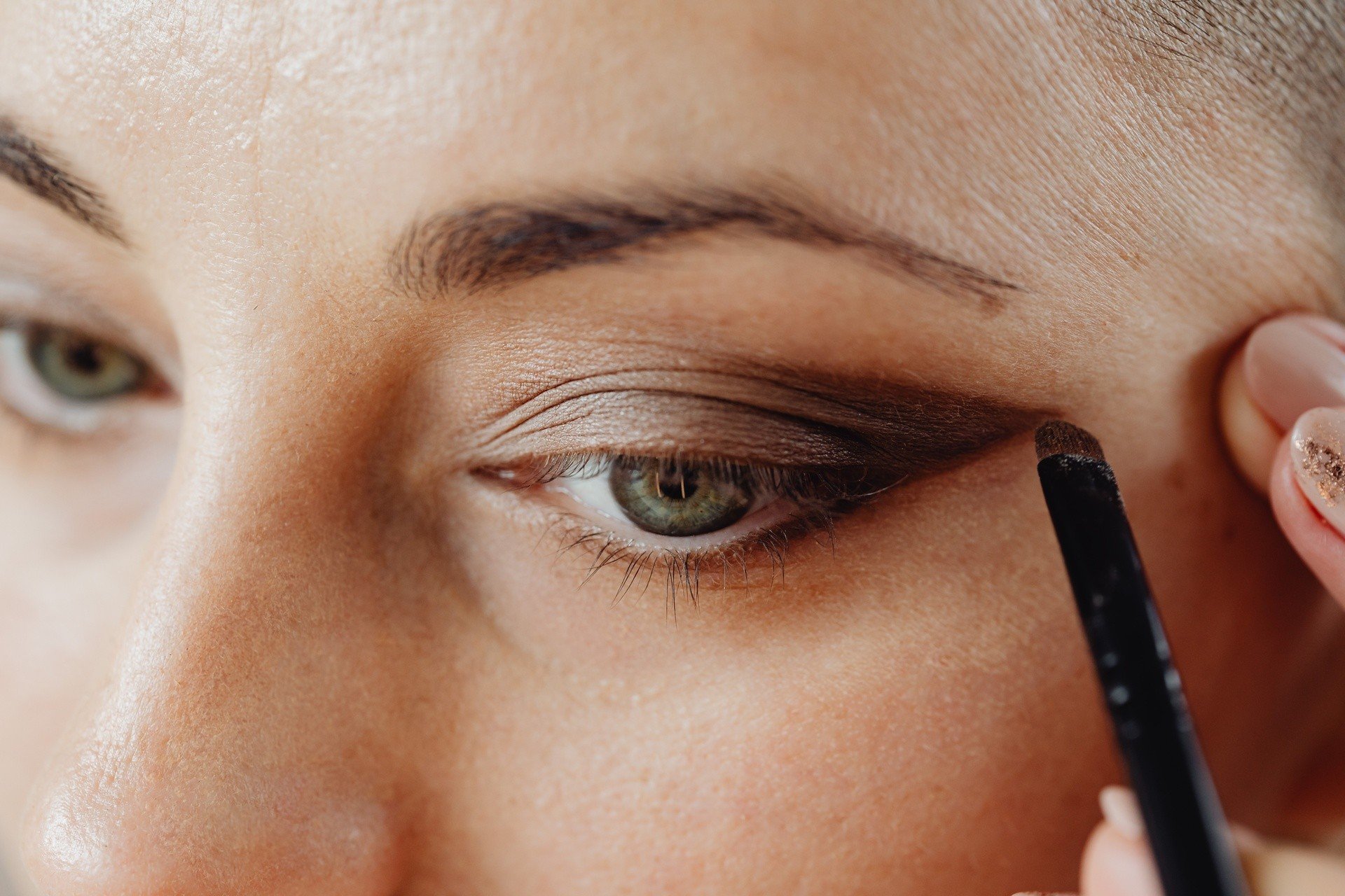 Opadająca powieka – jak ją podnieść makijażem? Wypróbuj sprytne triki,  które poleca profesjonalny wizażysta | Strona Kobiet