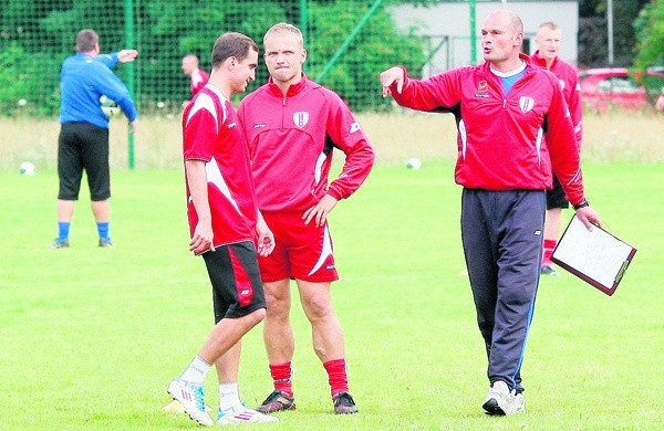 Trener Dariusz Bratkowski i podstawowi gracze ŁKS Maciej Bykowski  i Marcin Smoliński.