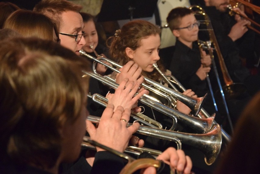 Noworoczny koncert orkiestry Wieniawa i chóru Fermata zachwycił publiczność. To było widowisko dźwięków i świateł