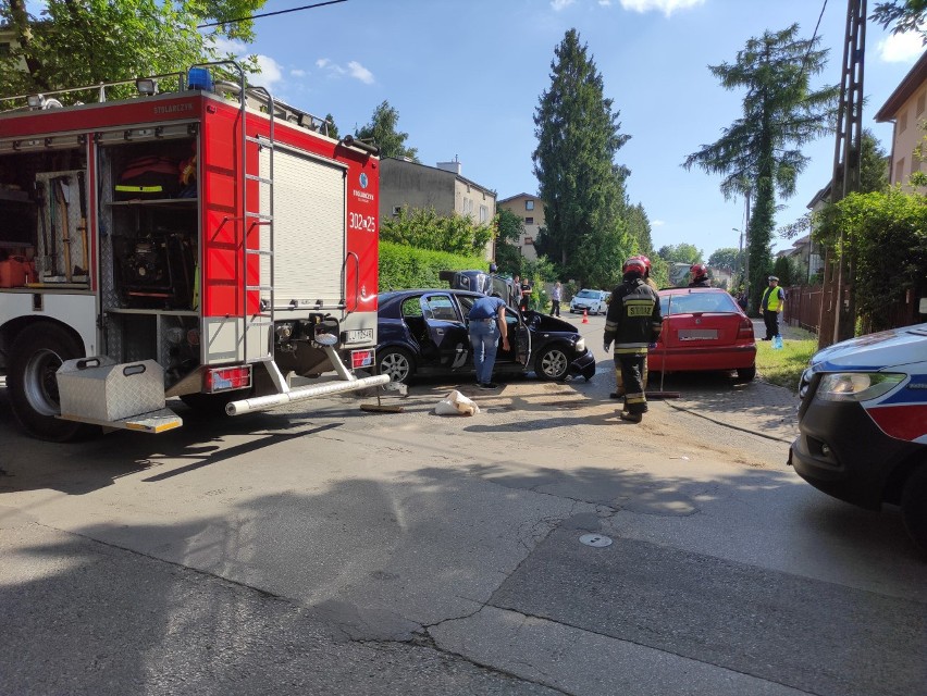 Groźne zderzenie samochodów na Dziesiątej w Lublinie. Jedno z aut przewróciło się na bok