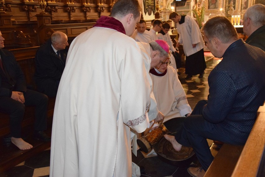 Msza Wieczerzy Pańskiej w katedrze w Sandomierzu. Biskup Krzysztof Nitkiewicz obmył nogi dwunastu mężczyznom