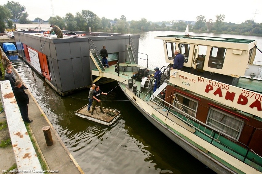 Wrocław: Dom na wodzie dopłynął do celu. Jest przy moście Grunwaldzkim [FOTO]