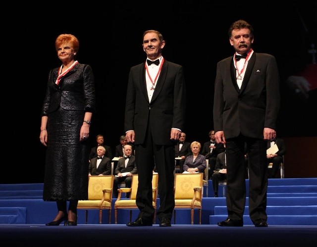 Jan Mikołuszko (w środku) jako jeden z trzech otrzymał Medal Solidarności Społecznej