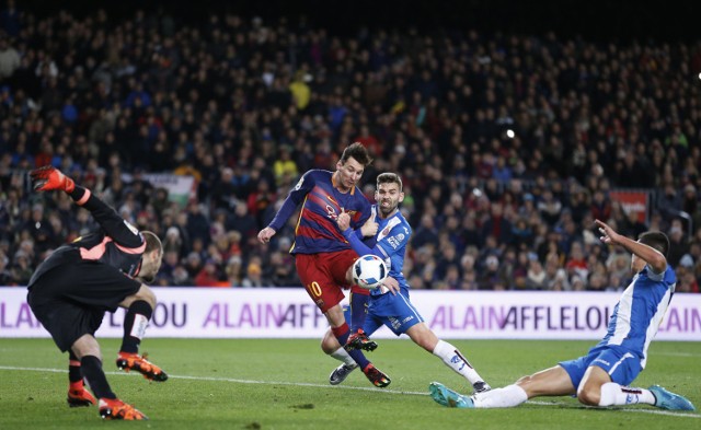 Lionel Messi dwukrotnie pokonał bramkarza Pau Lopeza
