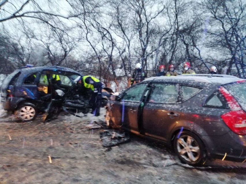 Wypadek w Dębówce. Trzy młode osoby były zakleszczone w samochodzie