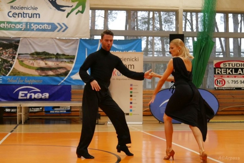 Seniorzy z uniwersytetu w Kozienicach trenowali razem z tancerzami z Agencji Egurrola [ZDJĘCIA] 