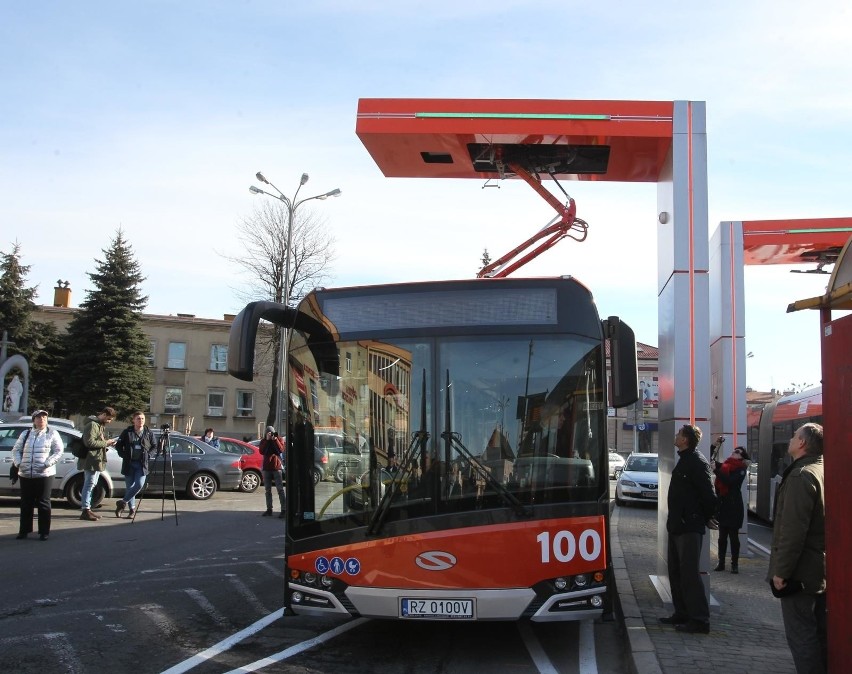 Autobusy elektryczne Solaris 12 Urbino, które należą do MPK...