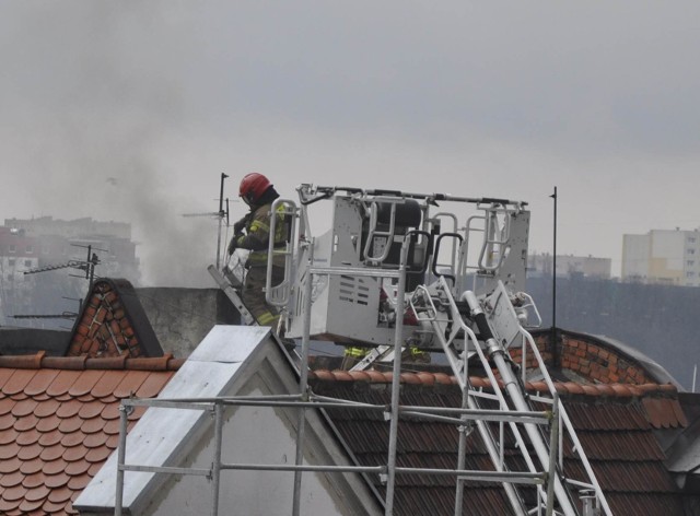 Strażacy gaszą pożar sadzy w kominie kamienicy przy ul. Paderewskiego w Bydgoszczy.