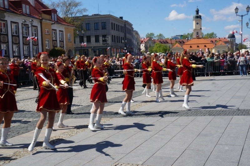 Zwykle pokazom wyczynów mażoretek i tamburmajorek towarzyszą...