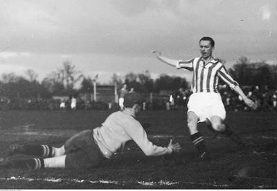 Bramkarz Wisły Jerzy Jurowicz (na zdjęciu w derbach z 1938 roku) brał udział w pamiętnym meczu styczniowym w 1945 roku