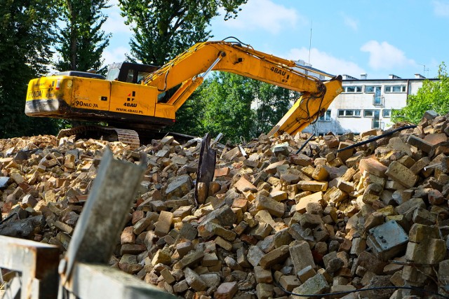 Wyburzanie budynku, w którym mieścił się Wydział Fizyki Uniwersytetu w Białymstoku już trwa. Prace zlecił Rogowski Development. Inwestor szykuje się też do rozbiórki dawnego uniwersyteckiego akademika.