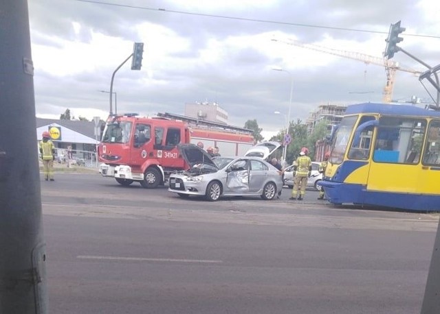 Do poważnego wypadku doszło dziś przed południem na Szosie Lubickiej w Toruniu, gdzie zderzyły się tramwaj i samochód osobowy.- O godzinie 11:58 do Komendy Miejskiej Policji w Toruniu wpłynęło zgłoszenie dotyczące zdarzenia drogowego przy ulicy Szosa Lubicka, niedaleko sklepu Lidl. Osoba kierująca samochodem osobowym marki Mitsubishi podczas manewru zawracania nie ustąpiła pierwszeństwa przejeżdżającemu tramwajowi. Kierowca został ukarany mandatem oraz punktami karnymi. W wyniku zdarzenia nikt nie został ranny – informuje Wioletta Dąbrowska, rzecznik prasowy toruńskiej Policji.Pierwszy na miejscu był przejeżdżający nieopodal strażak z Ochotniczej Straży Pożarnej w Raciążku, z powiatu aleksandrowskiego. Mężczyzna udzielił pierwszej pomocy dwóm poszkodowanym z samochodu osobowego, wezwał służby ratunkowe i odłączył akumulator w samochodzie osobowym.