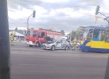 Wypadek na Szosie Lubickiej w Toruniu. Zderzenie samochodu osobowego z tramwajem