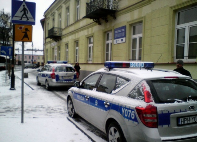 Policyjne samochody zastawiały chodnik na ulicy Reja w Radomiu.