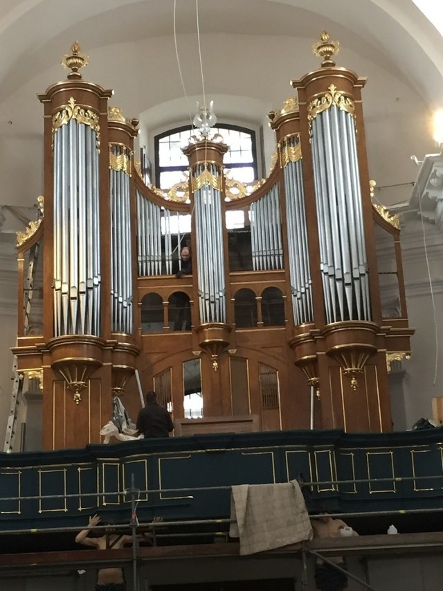 Od ubiegłego tygodnia specjaliści instalują odnowione ołtarze w kościele pod wezwaniem Niepokalanego Poczęcia Najświętszej Marii Panny w Rawie Mazowieckiej.