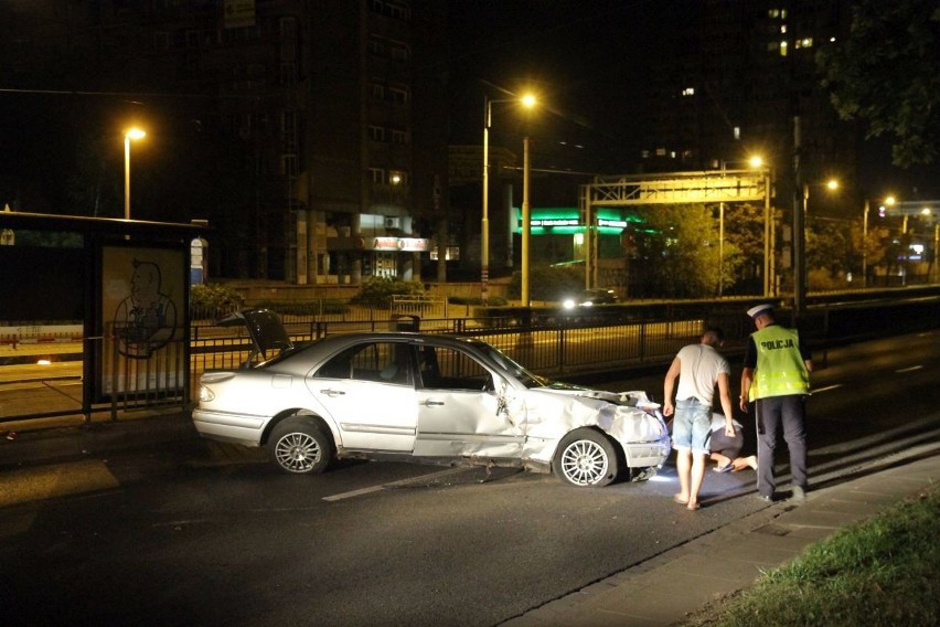 Mercedes wjechał w ogrodzenie przystanku tramwajowego, bo pieszy chciał sobie skrócić drogę (FOTO)