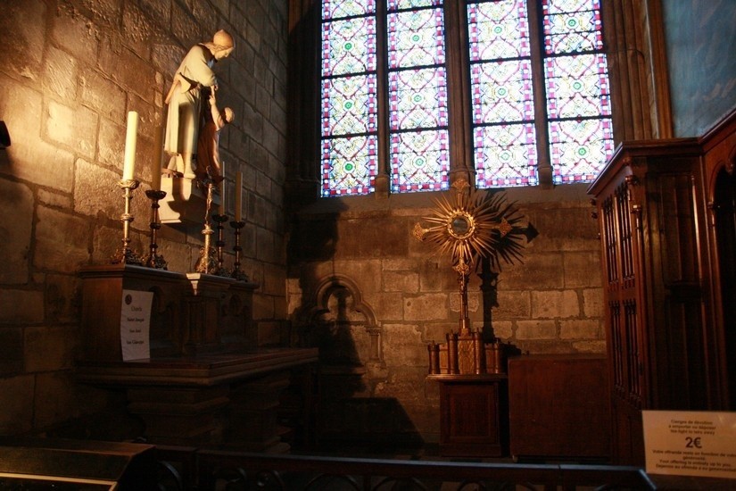 Notre Dame: Jedna z bocznych kaplic