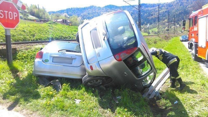 Auto na dachu drugiego auta. Dwie osoby w szpitalu [ZDJĘCIA]