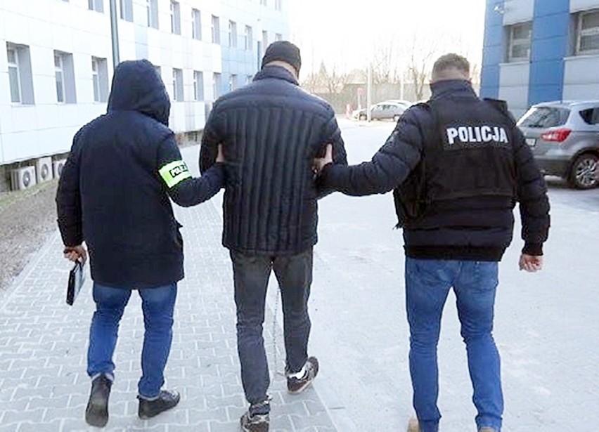 Policjanci zatrzymali poszukiwanego pseudokibica z Łodzi....