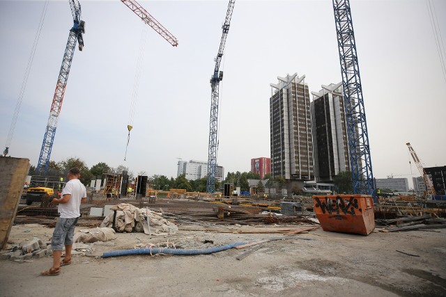 Trwa budowa trzech wież  między ulicami Mickiewicza, Dąbrówki i Zabrską w Katowicach. To kompleks Global Office Park.Zobacz kolejne zdjęcia. Przesuwaj zdjęcia w prawo - naciśnij strzałkę lub przycisk NASTĘPNE