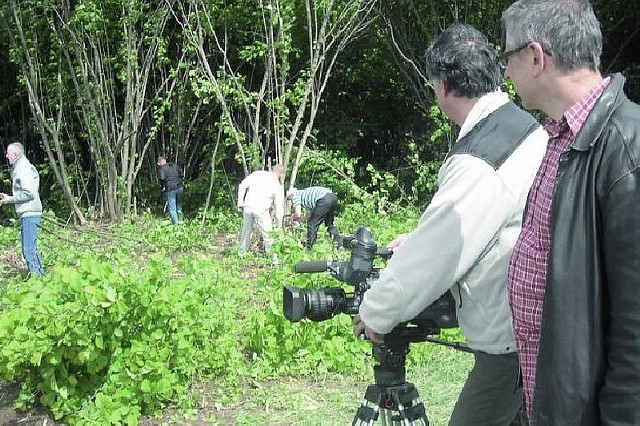 Więźniowie sprzątali cmentarz w Jedwabnem. Towarzyszyła im ekipa filmowa, dokumentująca projekt.