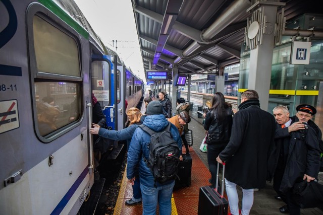 Wiele osób woli już teraz kupić bilety kolejowe na pociągi, którymi wyjadą na zbliżające się święta Bożego Narodzenia.