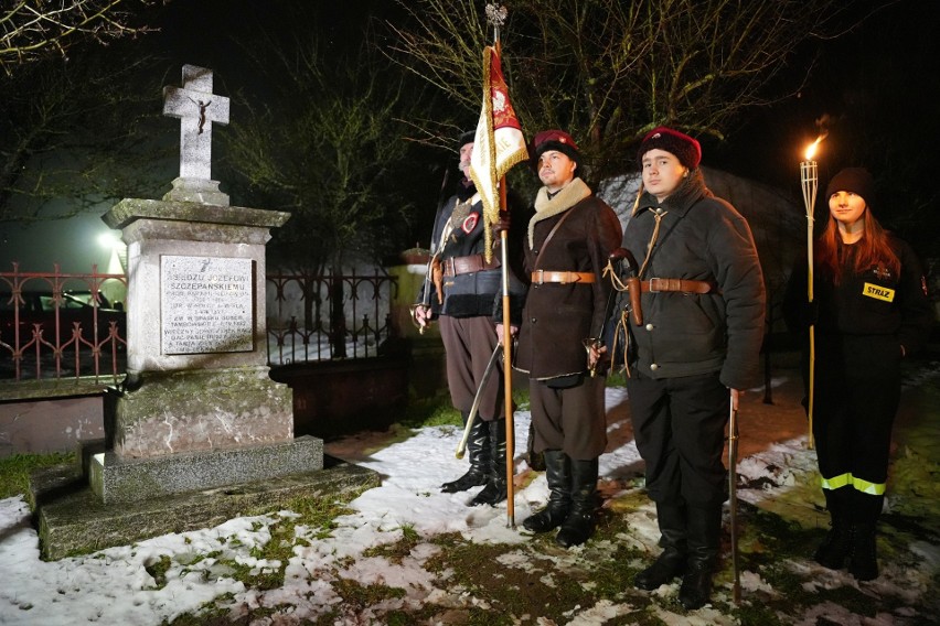 Mieszkańcy gminy Gniewoszów uczcili 160. rocznicę wybuchu powstania styczniowego w Wysokim Kole. Oddali hołd jego bohaterom. Zobacz zdjęcia
