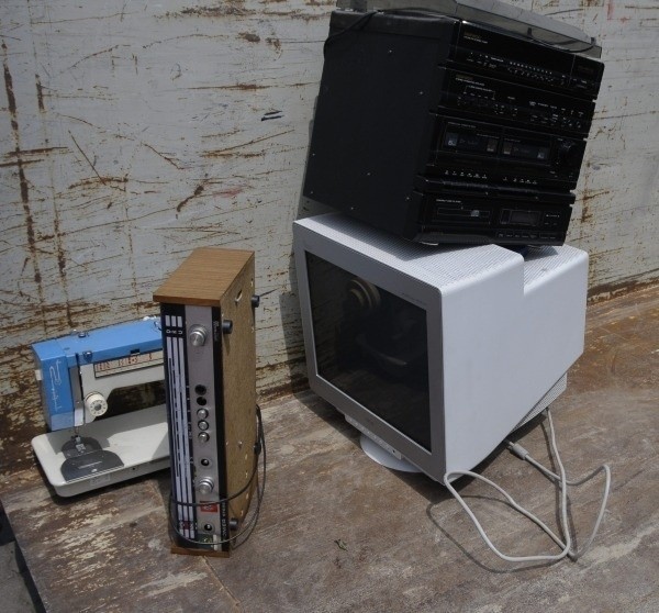 Starych lodówek, podobnie jak i telewizorów czy laptopów nie można wrzucać do śmietnika wraz z innym odpadkami.
