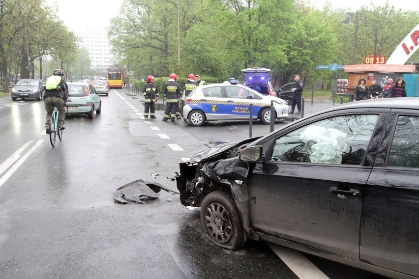 Wrocław: Wypadek na Wróblewskiego. Dwie osoby ranne. Kierowca był pijany? (ZDJĘCIA)