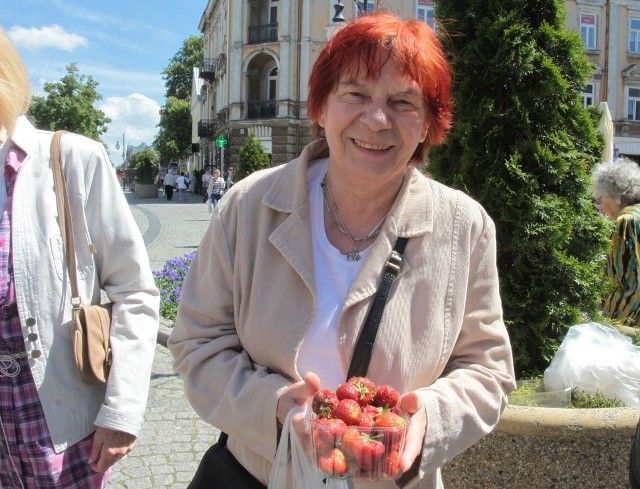 - Bardzo lubię polskie truskawki, choć są droższe, niż te sprowadzane z Hiszpanii &#8211; mówi pani Bogumiła, która kupiła właśnie na radomskim deptaku kilogram dorodnych owoców.