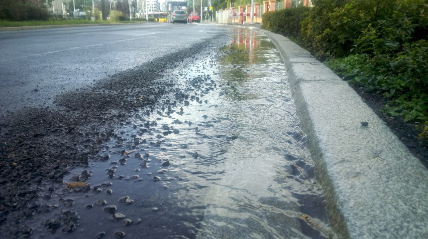 Woda lała się tygodniami na ulicę. MPWiK: To standardowe działanie!