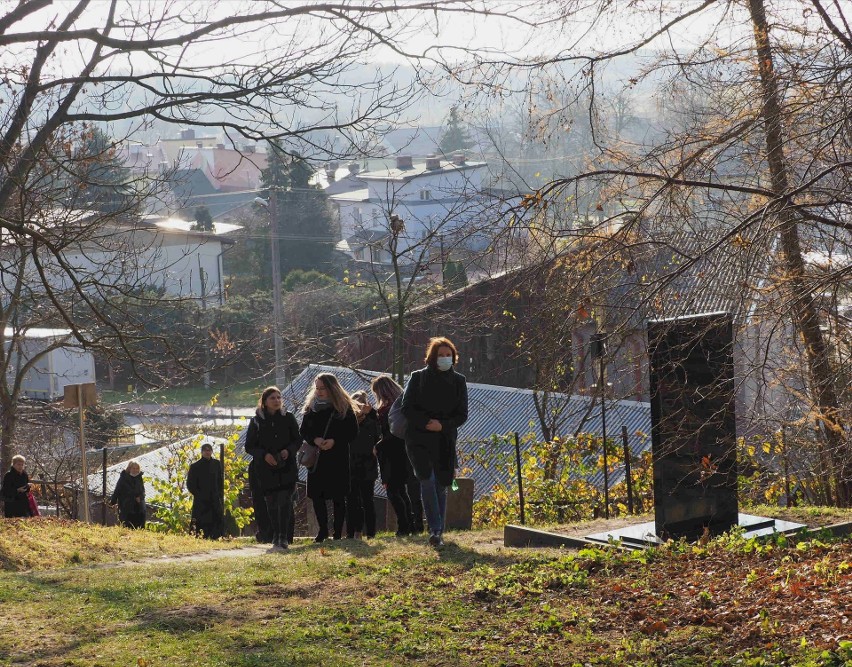 Trumna z ciałem księdza infułata Grzegorza Pawłowskiego została złożona na cmentarzu w Izbicy. Zobacz zdjęcia z uroczystości
