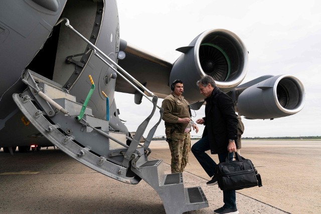 Antony Blinken wsiada na pokład samolotu. Niedzielna wizyta sekretarza stanu i obrony USA w Kijowie była do końca utrzymywana w tajemnicy