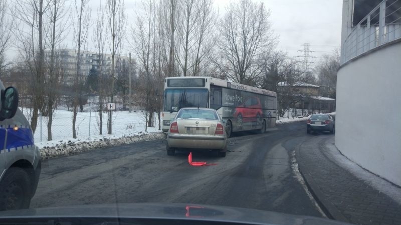 Wypadek przy ul. Przybyszewskiego. Skoda zderzyła się czołowo z autobusem [zdjęcia]