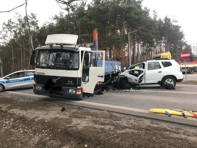 Tragiczny wypadek pod Kozienicami wydarzył się w środę: zginął pasażer samochodu osobowego. Kierowca tego auta walczy o życie i został zabrany helikopterem do szpitala w Warszawie.Śmierć w wypadku pod Kozienicami, samochód osobowy wbił się w ciężarówkę. Zginął pasażer osobowego auta, kierowca walczy o życie