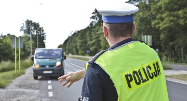 Patrol nowosolskiej drogówki kontrolował prędkość na drodze we Wrociszowie. Niestety dwie osoby jechały dużo za szybko. Konsekwencje były surowe.