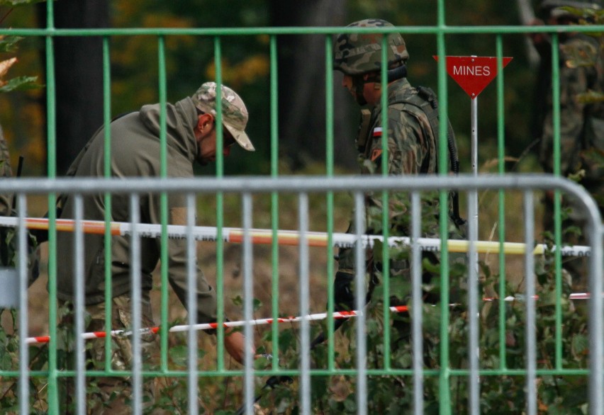 Jednostka saperów sprawdza teren, w którym ma być zakopany...