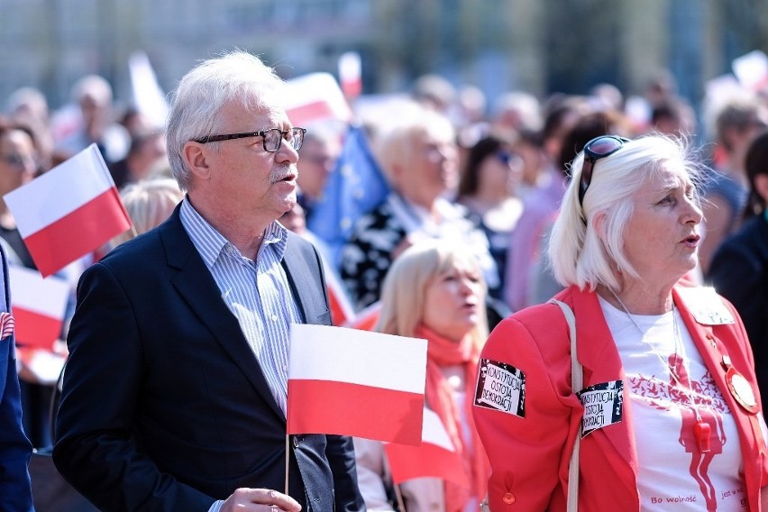 Manifestacja KOD w Poznaniu: Rząd chce zrobić z naszych...
