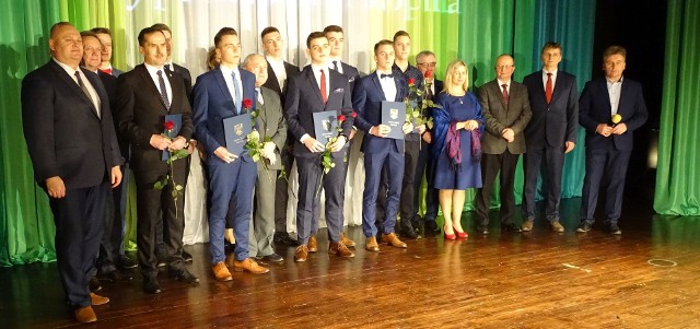 Niezwykle okazała była Gala Sportu 2019, której pierwsza część odbyła się we wtorek w Centrum Kultury i Sztuki w Połańcu. Przyznane zostały stypendia sportowe burmistrza miasta i gminy Połaniec Jacka Tarnowskiego. Ze względów organizacyjnych wynikających z bardzo dużej ilości stypendystów i nagrodzonych sportowców, Galę Sportu w tym roku podzielono na dwie części. Druga odbędzie się w środę, początek o 16. Organizatorami tego wydarzenia są Miasto i Gmina Połaniec, Rada Miejska w Połańcu oraz Ośrodek Sportu i Rekreacji w Połańcu. W tym roku jest 49 stypendystów - 7 pływaków z Delfina Połaniec, z Czarnych Połaniec 9 siatkarzy, 17 zapaśników, 5 piłkarzy nożnych, 10 lekkoatletów Żaczka Połaniec i jeden badmintonista. W sumie we wtorek i w środę nagrodzonych zostanie 317 sportowców.  Zapraszamy do obejrzenia wyjątkowej galerii zdjęć z gali autorstwa Grzegorza Samborskiego. STYPENDYŚCI  LKS DELFIN- PŁYWANIE1. Hubert Skuta, 2. Maja Nowak, 3. Jan Nowak, 4. Magdalena Olejarnik, 5. Łukasz Kutz, 6. Natalia Kutz, 7. Wiktoria Palińska. Trener Kacper Ciepiela.         MKS CZARNI POŁANIECPiłka siatkowa8. Bartosz Roguz, 9. Bartłomiej Sowiński, 10. Paweł Ambroży, 11. Jakub Kozłowski, 12. Mikołaj Jagodziński, 13. Kamil Kozłowski, 14. Daniel Jungiewicz, 15. Wojciech Filipowicz, 16. Kamil Guzik. Trener Piotr Cieśla. PIŁKA NOŻNA17. Oskar Łąk, 18. Adrian Żyła, 19. Jakub Wiszniewski. Trener Tomasz Kiciński.  20. Oliwier Płużek, 21. Hubert Gawroński. Trener Rafał Mikoda. ZAPASY22. Patryk Jurkowski, 23. Natalia Szkwarek, 24. Damian Sijka, 25. Aleksandra Kazberuk, 26. Bartosz Tomala, 27. Igor Parjaszewski, 28. Weronika Kapinos, 29. Paulina Misiak, 30. Filip Damm. Trener Tadeusz Szkwarek.   31. Alicja Przekota, 32. Dominik Wolak, 33. Krzysztof Bąk, 34. Natalia Przekota, 35. Martyna Biskup, 36. Oliwia Szewczyk, 37. Jakub Władczyk, 38. Karol Czegus. Trener Wiktor Skrobacz.  UKS ŻACZEK- LEKKA ATLETKA39. Julia Szydłowska, 40. Kacper Godzwon - Skotnicki, 41. Jakub Wrzałek, 42. Igor Szydłowski, 43. Olga Wójtowicz, 44. Joanna Kaczor, 45. Karol Bąk, 46. Jakub Godzwon - Skotnicki, 47. Oskar Przybyło, 48. Alicja Sadowa. Trener Sławomir Szydłowski. BADMINTON49. Igor Jabłoński. Tata - Bartek Jabłoński. (dor)Wysokość poszczególnych stypendiów: I stopnia - 350 złotych bruttoII stopnia - 210 złotych bruttoIII stopnia- 105 złotych bruttoOGÓLNIE W LATACH 2010 - 2019 NA STYPENDIA SPORTOWE PRZEZNACZONO: 549 045 ZŁOTYCHOGÓLNIE W LATACH 2010 - 2019 NA NAGRODY SPORTOWE PRZEZNACZONO: 135 254,38 ZŁOTYCH